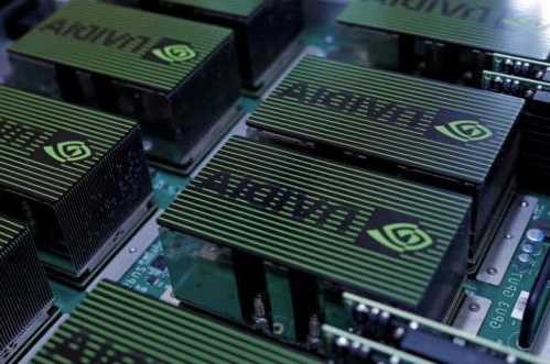 英伟达发布新一代AI芯片H200 性能最高提升90%  第1张